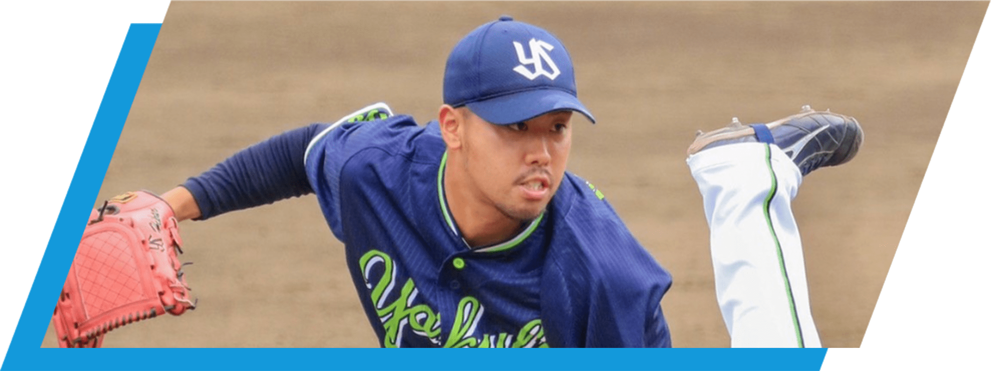 投球する選手